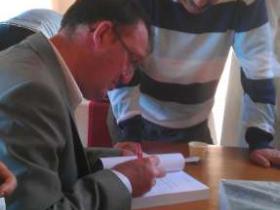 Olivier Dard signant Voyage au cœur de l’OAS. Juin 2013